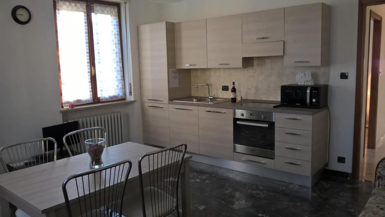 Casa Nebieu In Edificio Indipendente Nel Centro Di Monforte Monforte dʼAlba Kültér fotó