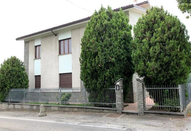Casa Nebieu In Edificio Indipendente Nel Centro Di Monforte Monforte dʼAlba Kültér fotó