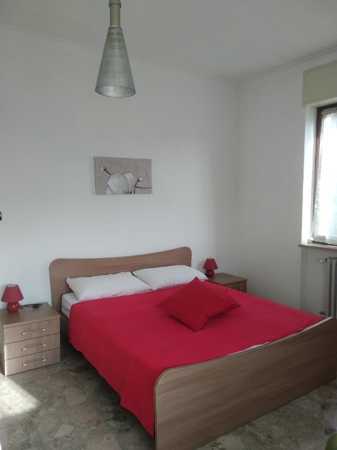 Casa Nebieu In Edificio Indipendente Nel Centro Di Monforte Monforte dʼAlba Kültér fotó